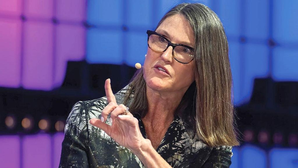 Компания Кети Вуд избавилась от акций ИИ-компании, которые выросли на 150%