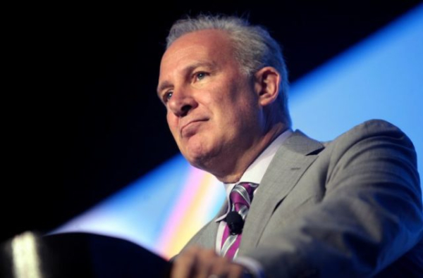 Питер Шифф рекомендует скупать золото и серебро